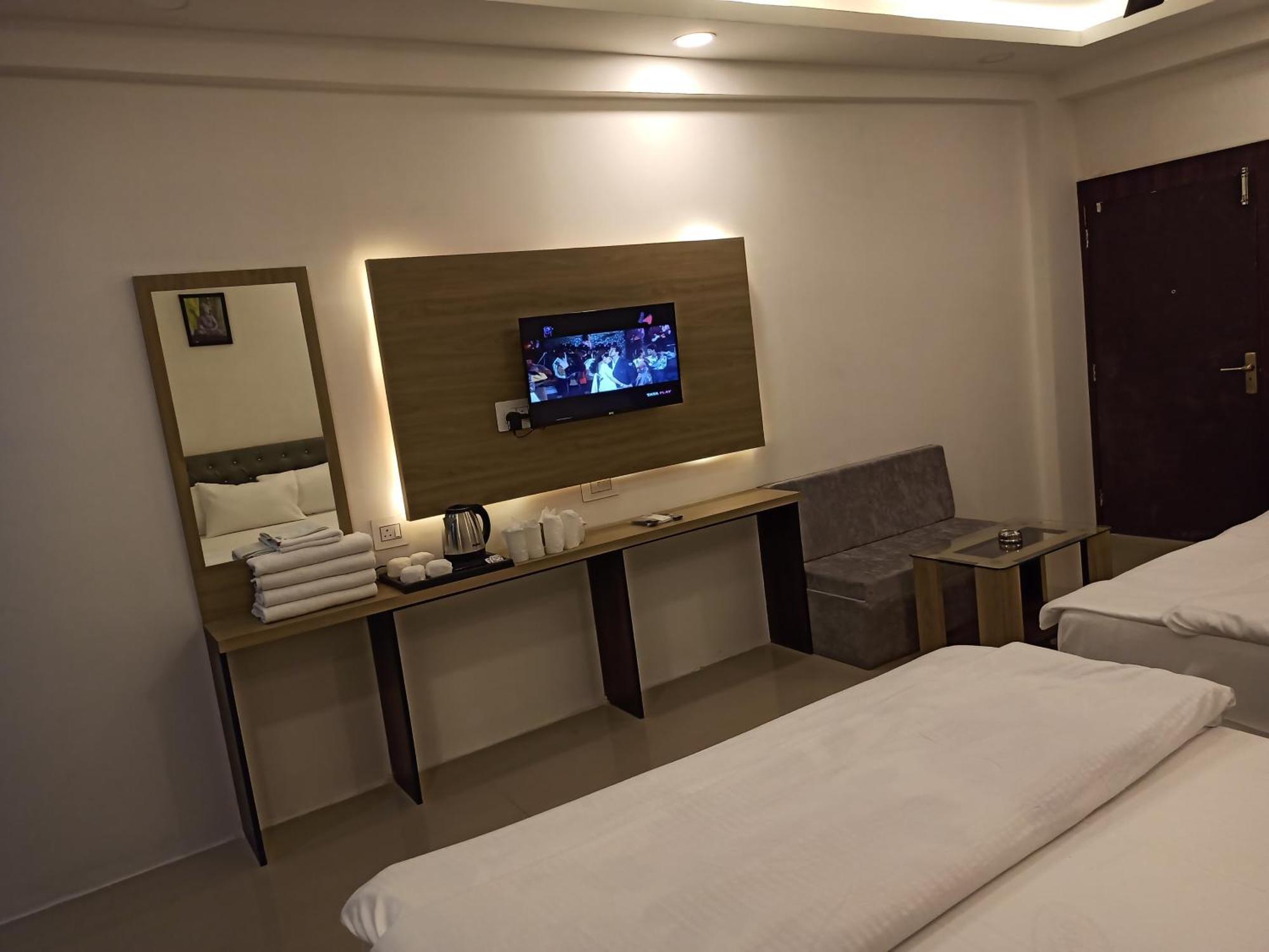 Gods County Hotels & Resorts Tarapith Bagian luar foto