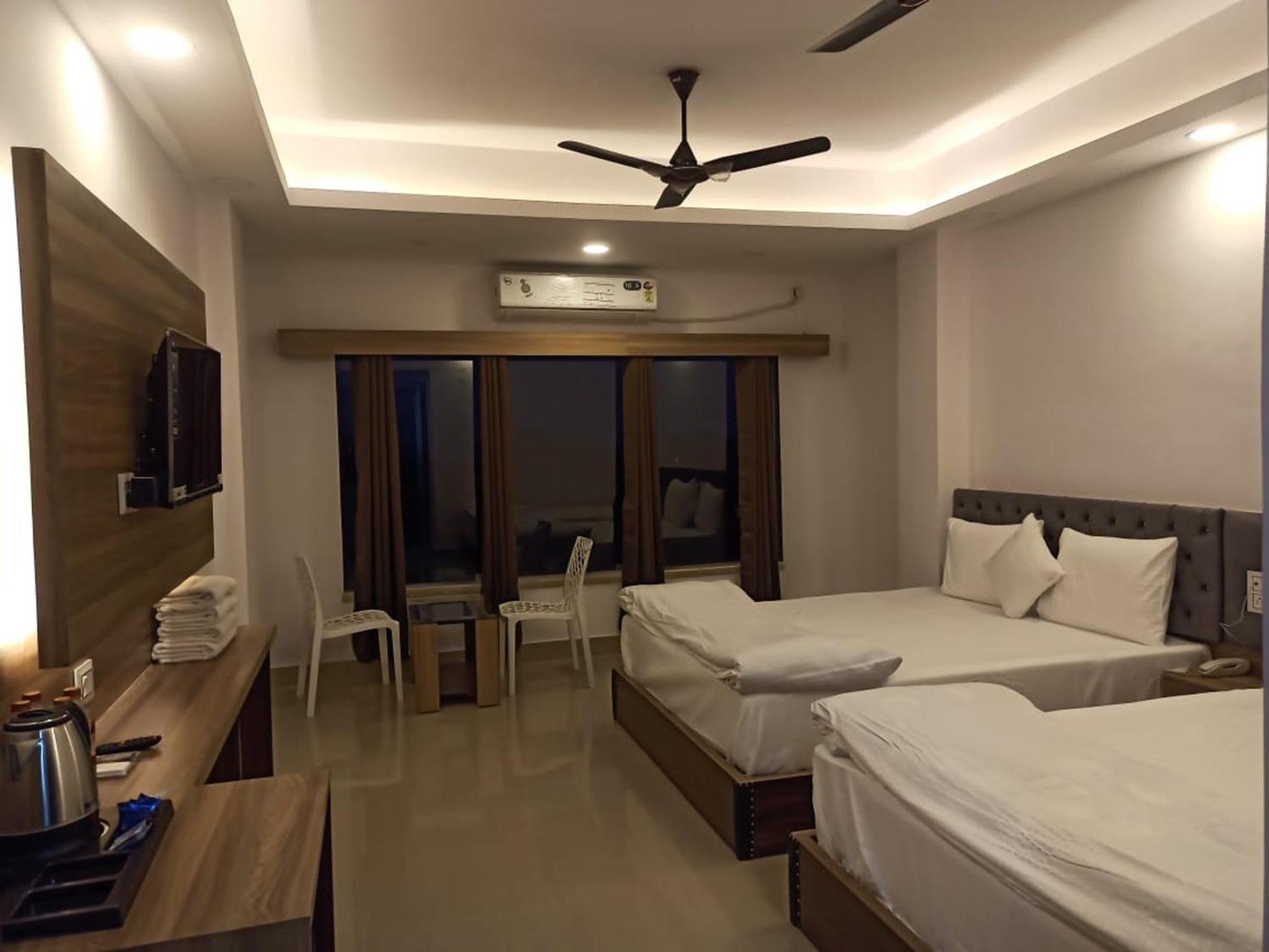 Gods County Hotels & Resorts Tarapith Bagian luar foto