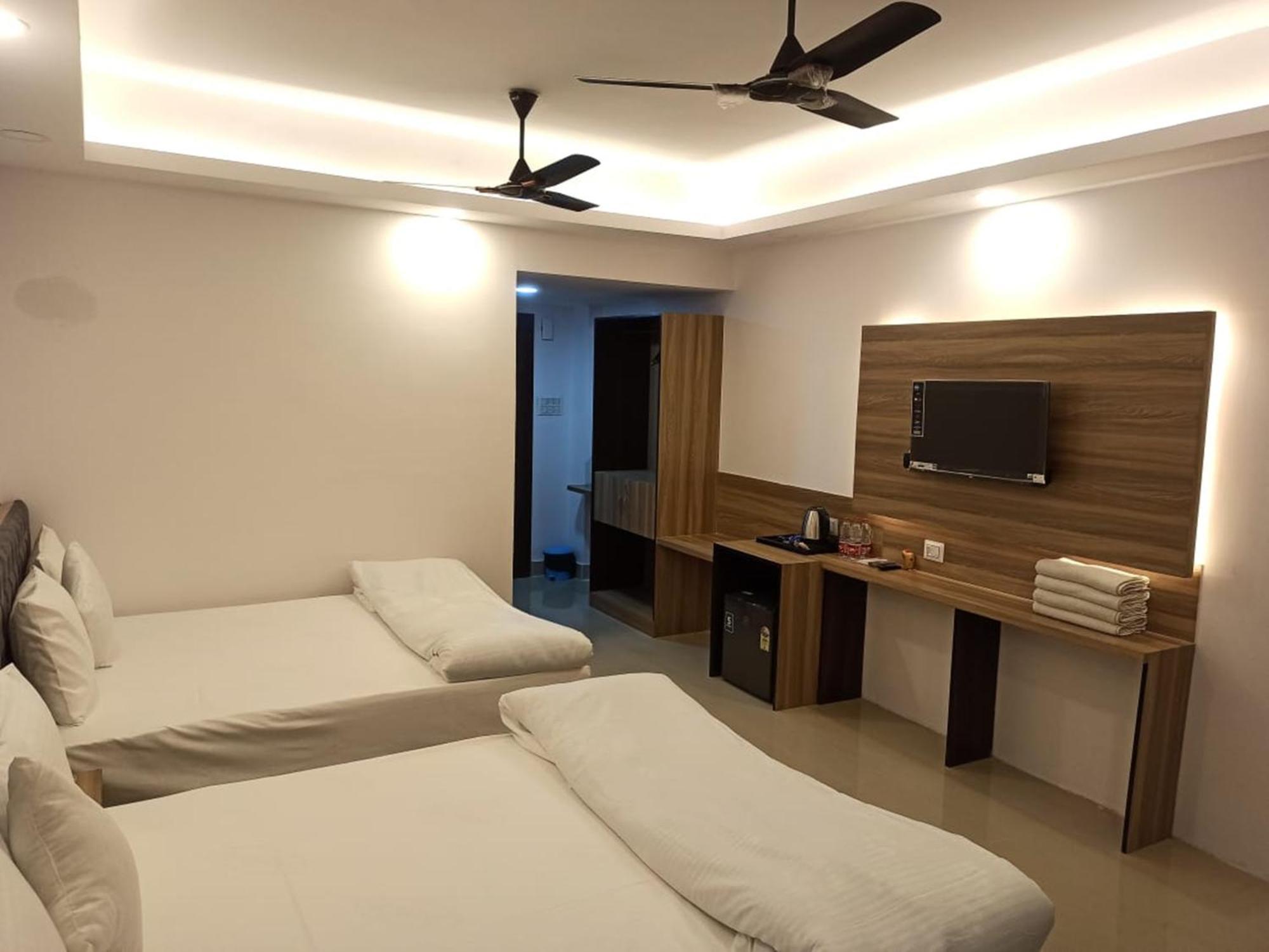 Gods County Hotels & Resorts Tarapith Bagian luar foto